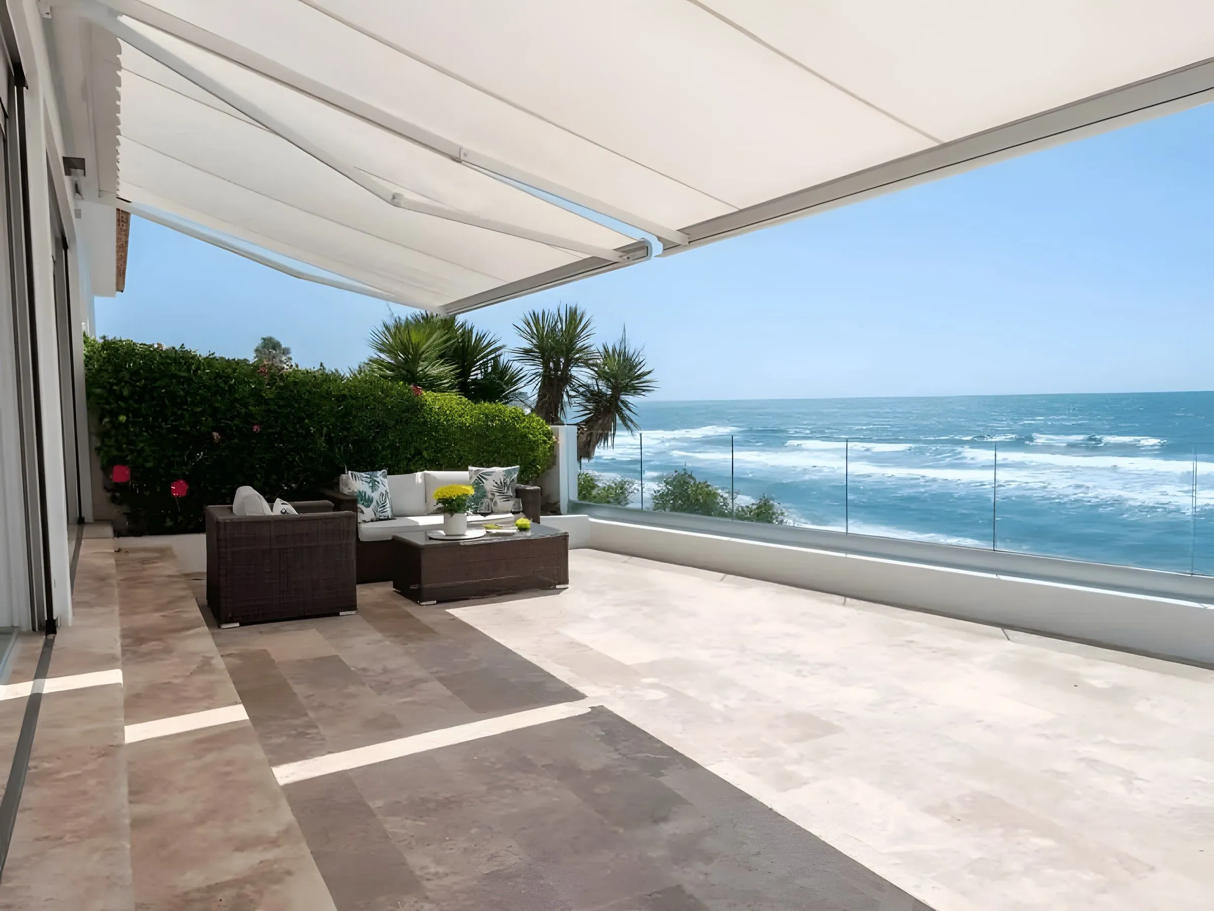 Terraza con toldo y vistas al mar